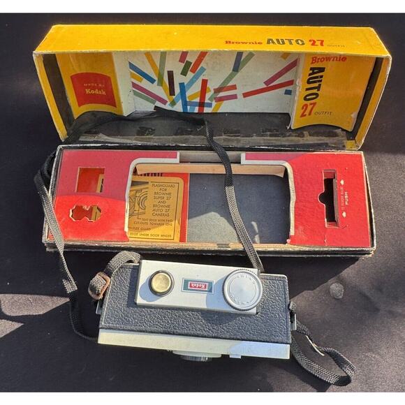 Vintage Kodak Brownie Super Auto 27 Camera In Box! (Untested)